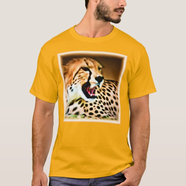 "Fierce and Fiery Cheetah Design". Köp nu T Shirt (Framsida)