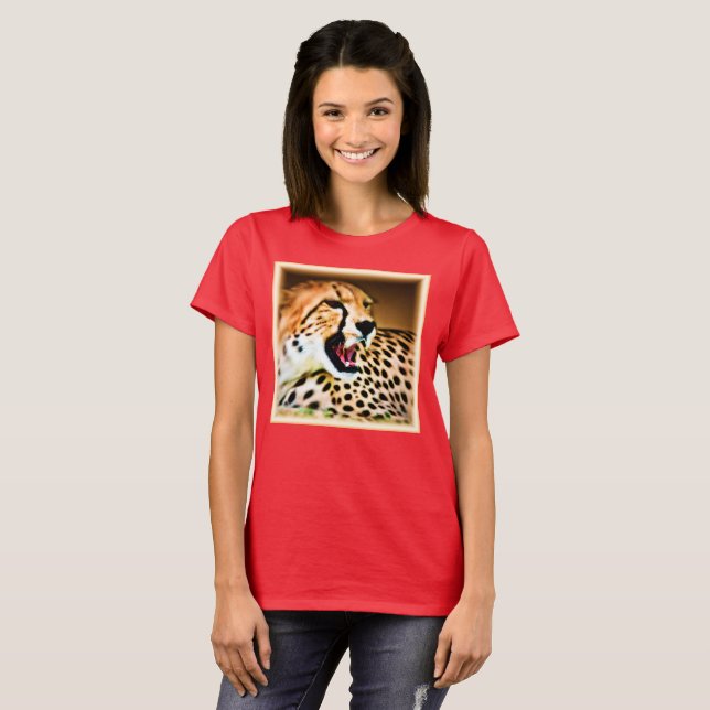 "Fierce and Fiery Cheetah Design". Köp nu T Shirt (Hel framsida)