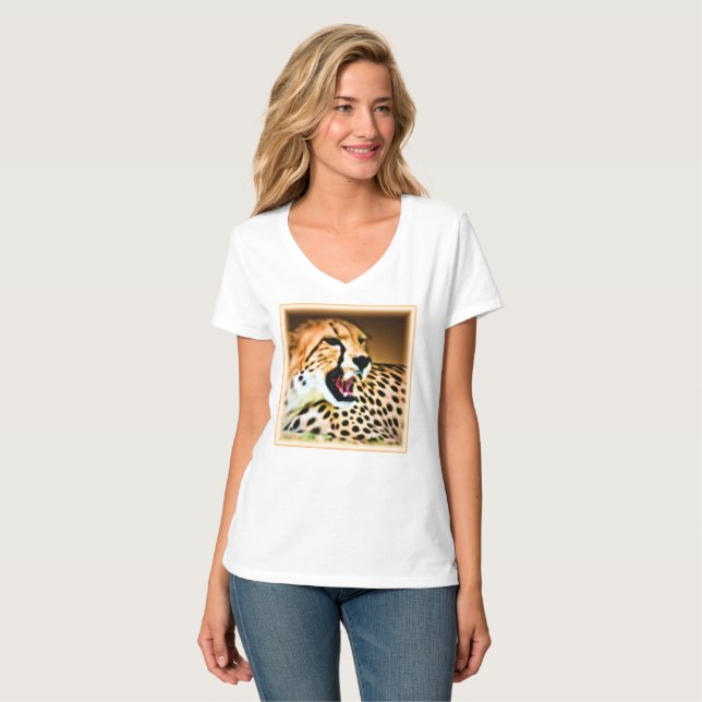 "Fierce and Fiery Cheetah Design". Köp nu T Shirt (Hel framsida)