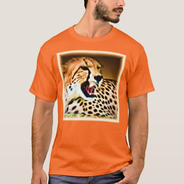 "Fierce and Fiery Cheetah Design". Köp nu T Shirt (Framsida)