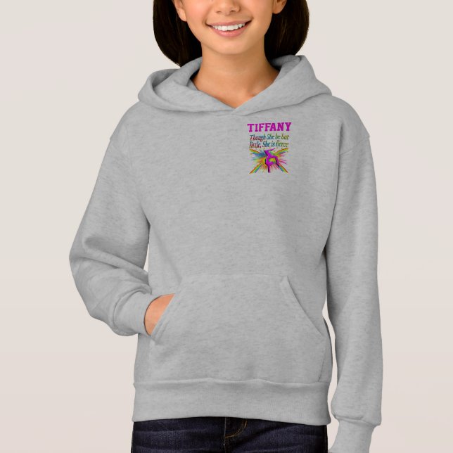 FIERCE LITTLE GYMNAST PERSONLIG HOODIE T-SHIRT (Framsida)