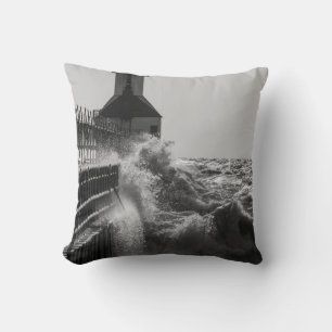 Fierce Vågar vid St Joseph Grayscale Kudde
