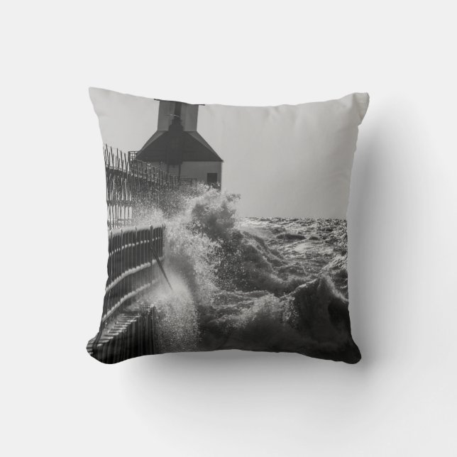 Fierce Vågar vid St Joseph Grayscale Kudde (Framsida)