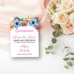 Fiesta Flowers White och Blommigt Quinceanera Spara Datumet<br><div class="desc">Quinceanera Spara datumkortet med fiesta blommor i vattenfärg. Det här vita kortet har ett överflöd av färgstarka blommor, elegant och modern typografi. En vacker utformning av blommigten, som omfattar peony, ro, fuchsia, lily och grey i skuggor av rosa, lila, orange, gult, grönt och blått. Mallen ställs in med redot att...</div>