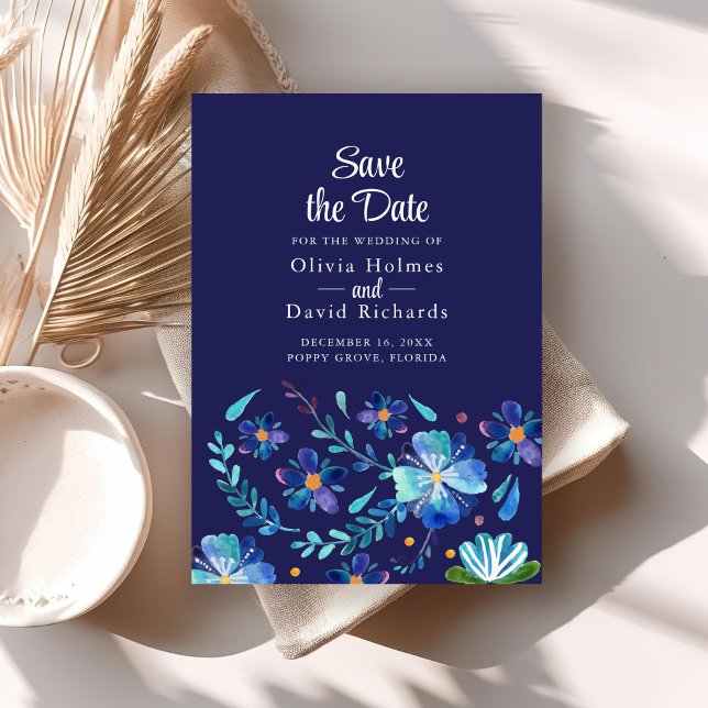 Fiesta Spara datumkortet för den blå mexikanska Bl Inbjudningar (Navy Blue Mexican Floral Fiesta Save the Date Card on a boho table.)