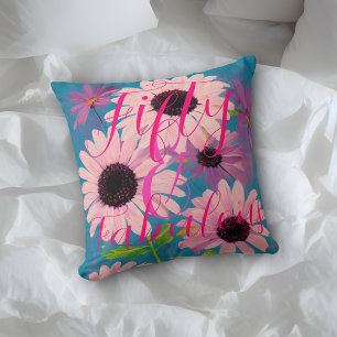 Fifty & Fabulous Pink Daisy on Blue Happy Birthday Kudde