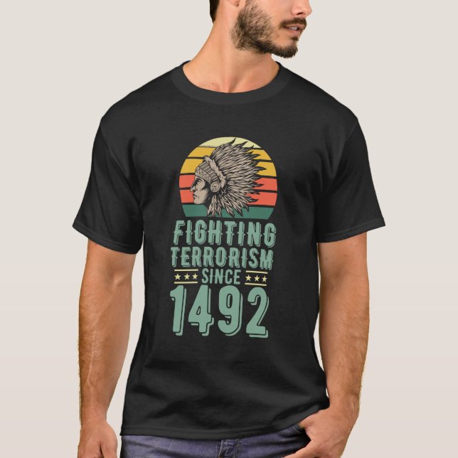 Fighting Terrorism Since 1492 Native American Head T Shirt (Framsida)