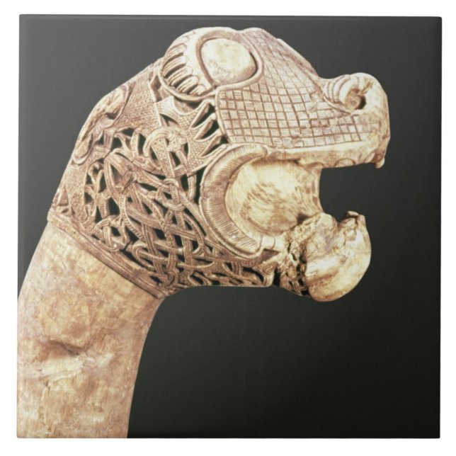 Figureheaden av en Viking Longship, grundar på Kakelplatta (Framsidan)