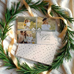 Figursatt i strecket för skör Elegant - nuvarande  Julkort<br><div class="desc">Vi firar glädjen i julhelgen med vår inklädda elegant som föreställer oss fotokollage julkort." Det här kortet är perfektens blandning av elegans och stollig, designat för att visa dina omhuldade minnen på ett förtjusande och festligt sätt. Utformningen har en framträdande plats i vår sofistikerade julbalk och Ribbon-motiv, vilket gör att...</div>
