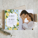 Filmfärgsfotot i Medelhavet Spara datum Magnetisk Inbjudningskort<br><div class="desc">Lägg märke till din speciella dag med anpassadets foto Spara datum magneter, med en levande vattenfärg ram av färska citroner. Vattenfärgsformgivningen blandar citronernas vackra gult med en vit, blå och gult marockansk mönster, som skapar ett stil i Medelhavsområdet. Med den här utformningen blandas rustiska citrusfrukter med tunna motiv. Perfekt för...</div>
