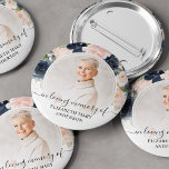 Filmfoto för Rosa av flytande minneskapacitet Knapp<br><div class="desc">Knappen perfekt för vänner och familj till bära på en begravning med en bild av din älskade och orden "i kärleksfullt minne" och deras namn. Utformningen har en blommigt för marin blå och blå rosa.</div>