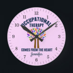 Fin arbetslivsterapi Träd-citat Rund Klocka<br><div class="desc">Yrkesterapi kommer från hjärtväggskuren för en yrkesterapeut. En vacker OT-gåva med en söt regnbåge träd med hjälp till händer som hoppets bakdel.</div>