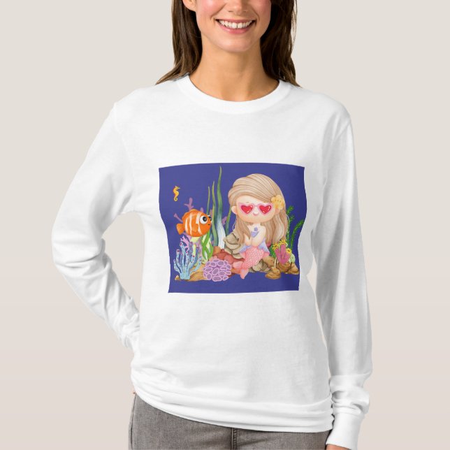 Fin BRUNET HAIR-sjöjungfru som leker i havet T Shirt (Framsida)