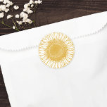Fin Elegant Gult Solros Hösten Bröllop Runt Klistermärke<br><div class="desc">Den här vackra hösten inspirerade bröllopsklistermärket har en solrosblomma i gulten. Den här fina utformningen är ett fantastiskt val för en rustik men ändå elegant sommar/höst bröllop. Se samlingen för samordnande artiklar!</div>