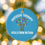 Fin fysisk terapeutisk inspirationsoffert julgransprydnad keramik<br><div class="desc">Fysikalisk behandlingshus inifrån. En söt fysisk terapigåva med ett vackert träd med regnbåge löv och hjälp händer som träd armar som hiss upp dem. Motiv och vacker present till en PT.</div>