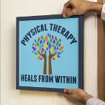 Fin fysisk terapeutisk inspirationsoffert poster<br><div class="desc">Fysikalisk behandlingshus inifrån. En söt fysisk terapigåva med ett vackert träd med regnbåge löv och hjälp händer som träd armar som hiss upp dem. Motiv och vacker present till en PT.</div>