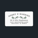 Fin Grönt Mistletoe Merry Gift jul Adressetikett<br><div class="desc">Jul bröllop-adressetiketter med mistletoe grenar och Merry & Married i en böjd text. Mistletoe temed bröllop returetiketter.</div>