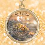 Fin honungsbee-fotografi guldpläterat halsband<br><div class="desc">Makrofotografi av en BEEutiful Honungsbi som sipprar från mousserande solbelyst vatten. Var glad över detta vackra och elegant halsband. Anpassa till en biodlares Namn. Världen behöver fler bin. Den här bilden är ett originalfoto av JLW_PHOTOGRAPHY.</div>
