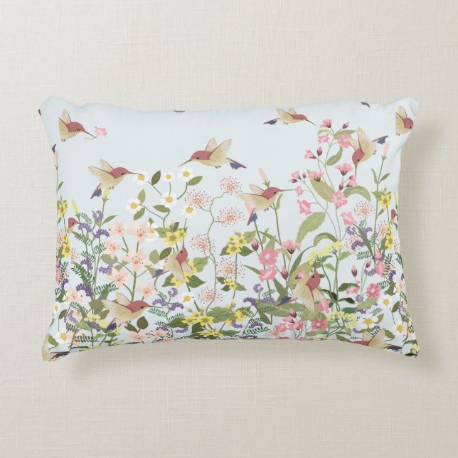 Fin hummingbird i sötad blommigt blomgarde prydnadskudde (Framsidan)