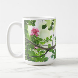 Fin kardinal i crepe myrtle träd. kaffemugg