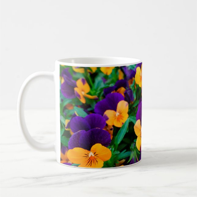 Fina blomstrande pansier i trädgården kaffemugg (Vänster)