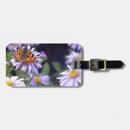 Fina fjäril på blommor bagagebricka