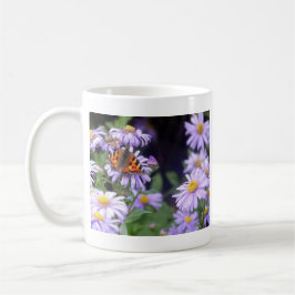 Fina fjäril på blommor kaffemugg