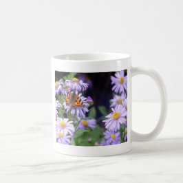 Fina fjäril på blommor kaffemugg