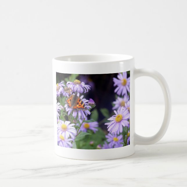 Fina fjäril på blommor kaffemugg (Höger)
