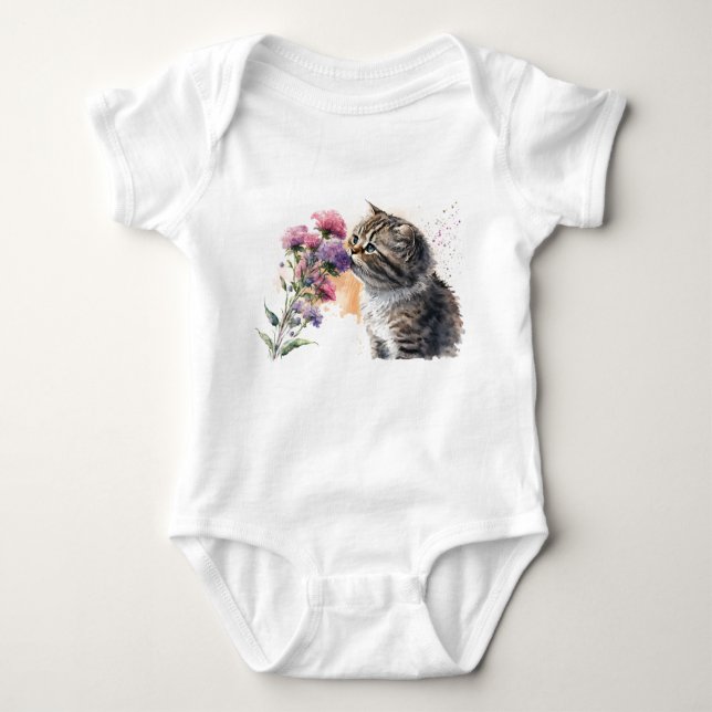 Fina Kitten Sniffing Flowers T Shirt (Framsida)