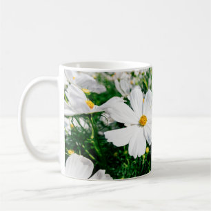 Fina vita cosmos blommor i trädgården kaffemugg