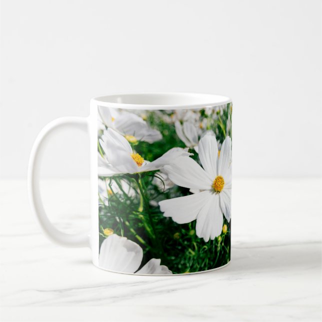 Fina vita cosmos blommor i trädgården kaffemugg (Vänster)