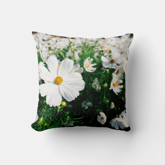Fina vita cosmos blommor i trädgården kudde (Framsida)