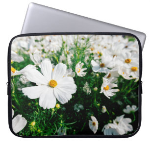 Fina vita cosmos blommor i trädgården laptop fodral