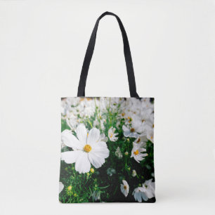 Fina vita cosmos blommor i trädgården tygkasse