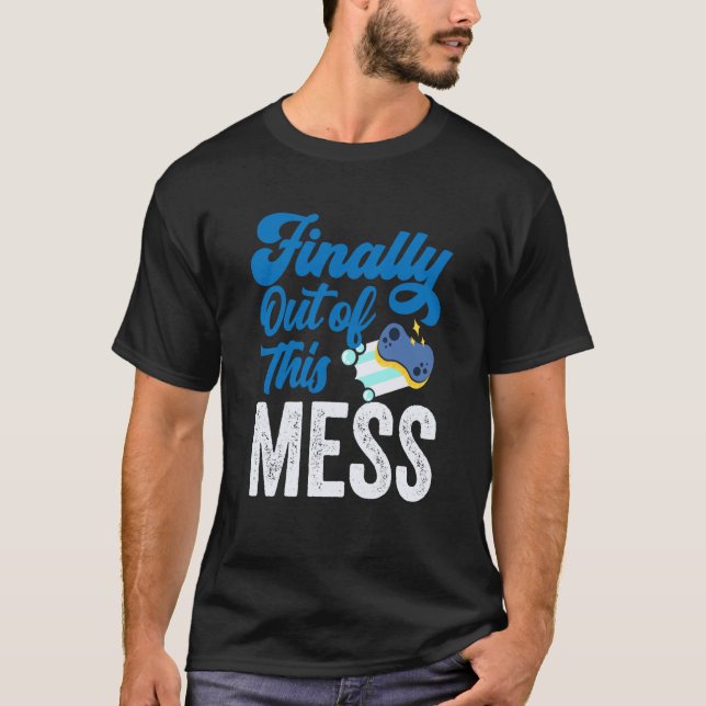 Finally Out Of This Mess Pensioner Retiree Retirem T Shirt (Framsida)