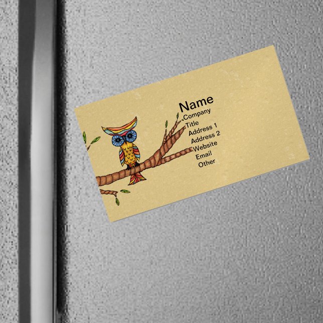 Finare Colorful Uggla Träd Gren Visitkortmagnet (Colourful fantasy owl blue eyes on branch with leaves on tan magnetic business card.)