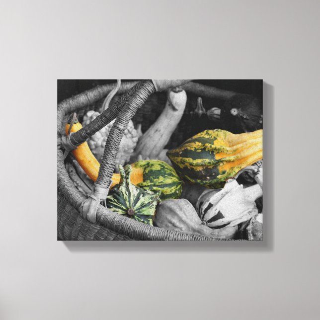 Finare gurkor i Wicker Basket Partial Färg Canvastryck (Framsida)