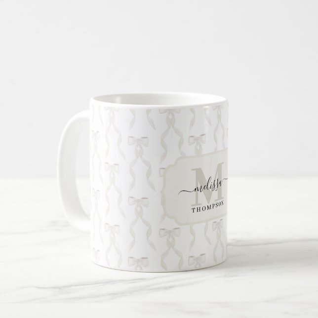 Finare White Bow Monogrammed Kaffemugg (Framsida vänster)