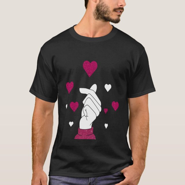 Finger Heart for Someone you Love T Shirt (Framsida)