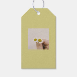 Fingertip Daisy – Minimalist Floral Gift Tag Presentetikett