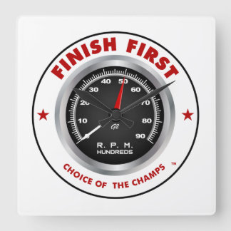 'Finish First' Väggtimme vald av mästarna Fyrkantig Klocka