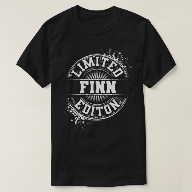 FINN Funny Surname Family Träd Birthday Reunion Gi T Shirt (Design framsida)