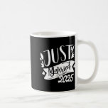 Finny Ny gifta 2025 Cute Bride och Groom Marri Kaffemugg<br><div class="desc">Funny Ny gifta 2025 Cute Bride and Groom Giftermål Apparel</div>