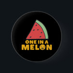 Finny och Cute Watermelon Fruit Pun One i Melon Knapp<br><div class="desc">En i Melon. Lönsam och humoristisk matpun-design för någon som är speciell och värdig kärlek. Denna söta och söta vattenmelonvara är underbar för mors dag eller fars dag. Perfekt för valentins dag eller vänskap. Underbar julklapp och födelsedagspresent för någon som njuter av humor,  skämt,  pun och sarkasm.</div>