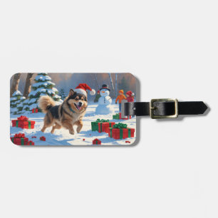 Finsk Lapphund springer i snö med julhatt Bagagebricka