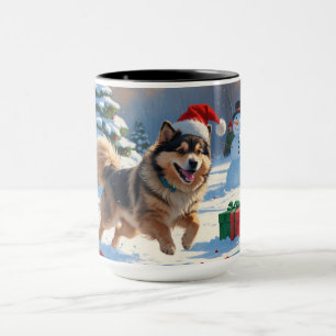 Finsk Lapphund springer i snö med julhatt Mugg