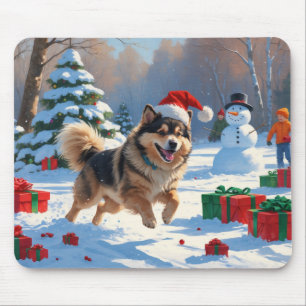 Finsk Lapphund springer i snö med julhatt Musmatta