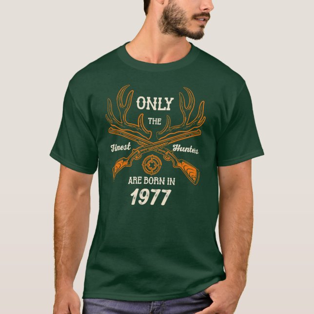 Finst Hunters är född 1977, 44:e året T Shirt (Framsida)