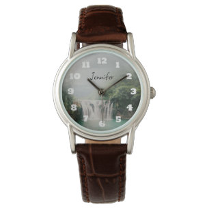 Fint vattenfall i en bergsskog armbandsur